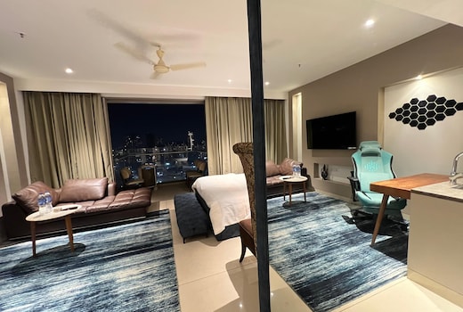 Luxury Studios Key 10|| Urbana View || 17th Floor