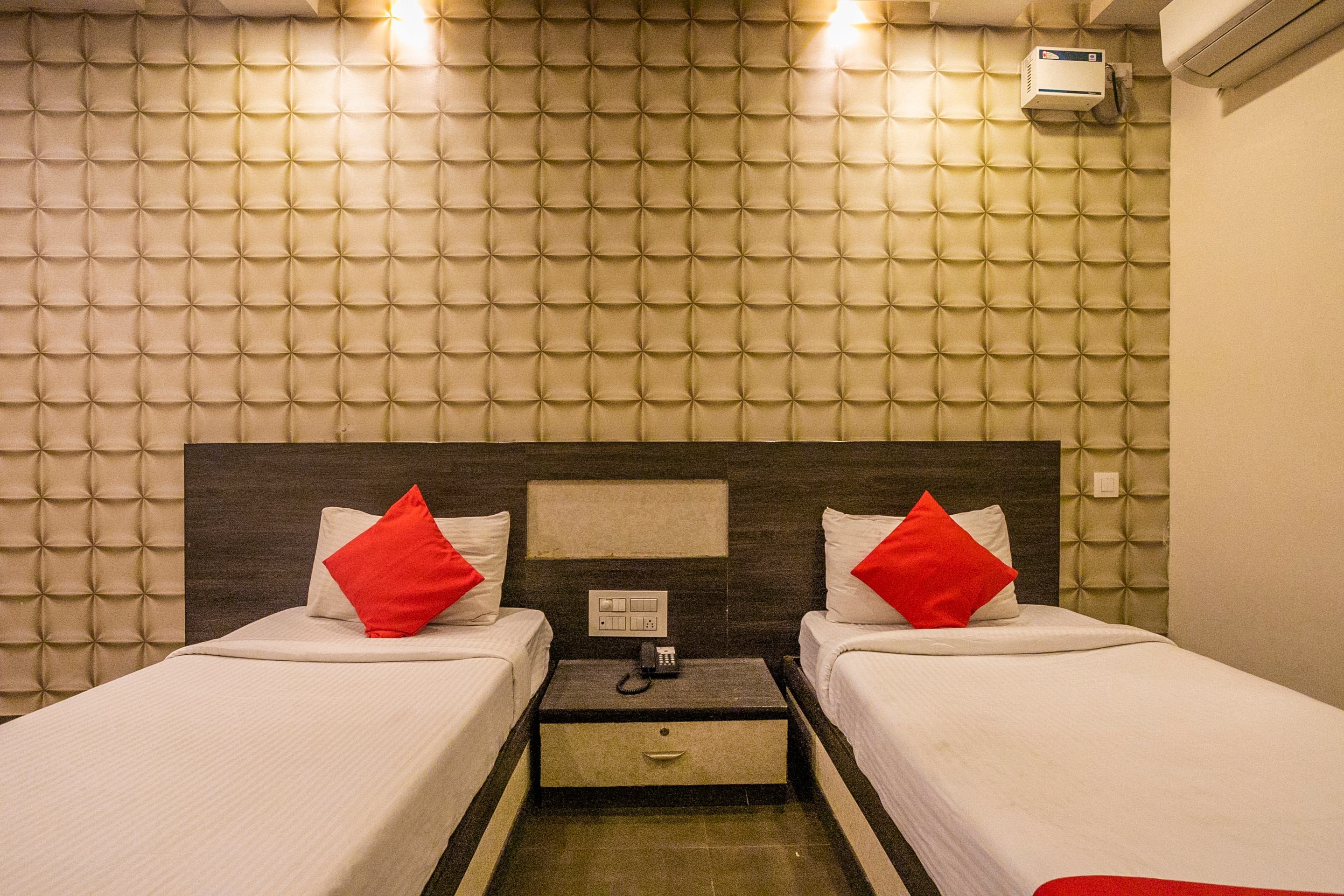 Super Collection O Indian Suites Near Sitara Restaurant - Tap to explore photos