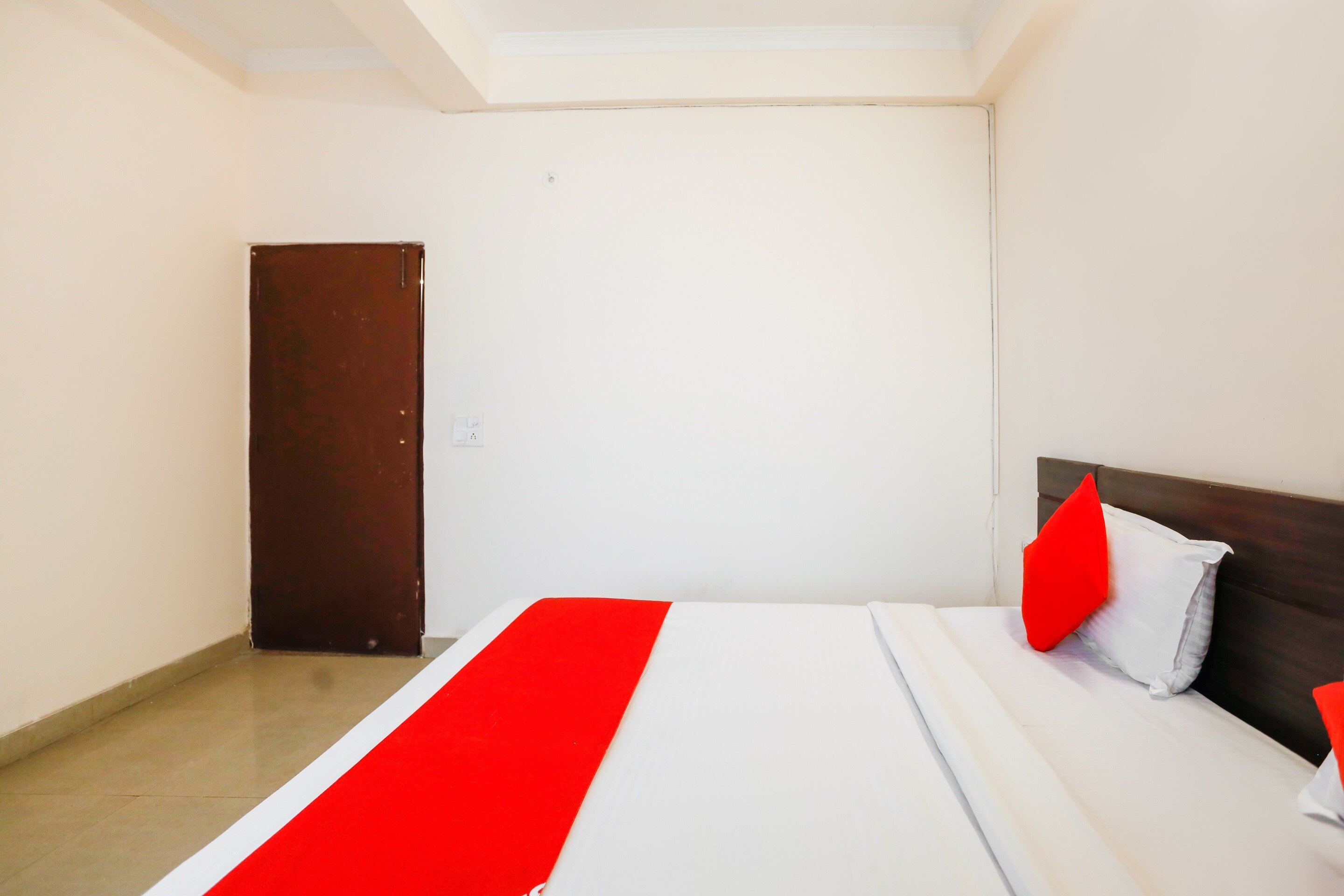 Hotel O Av Residency Near Botanic Garden Of Indian Republic - Tap to explore photos