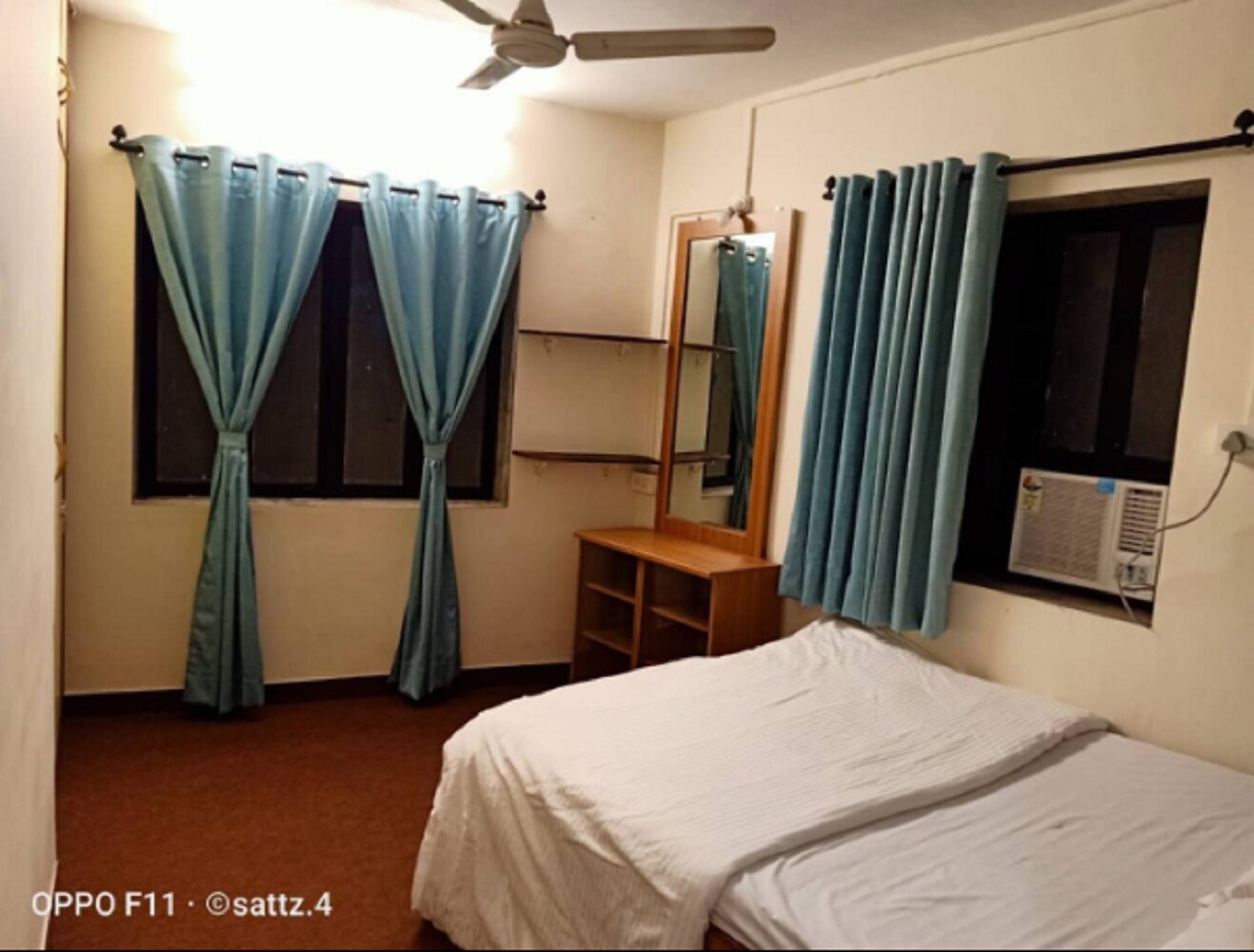 1.5 BHK near Bird Song cafe-Bandra West - Tap to explore photos