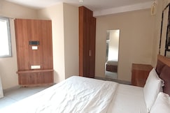 Qotel Signature Oasis Rajouri Garden, Delhi