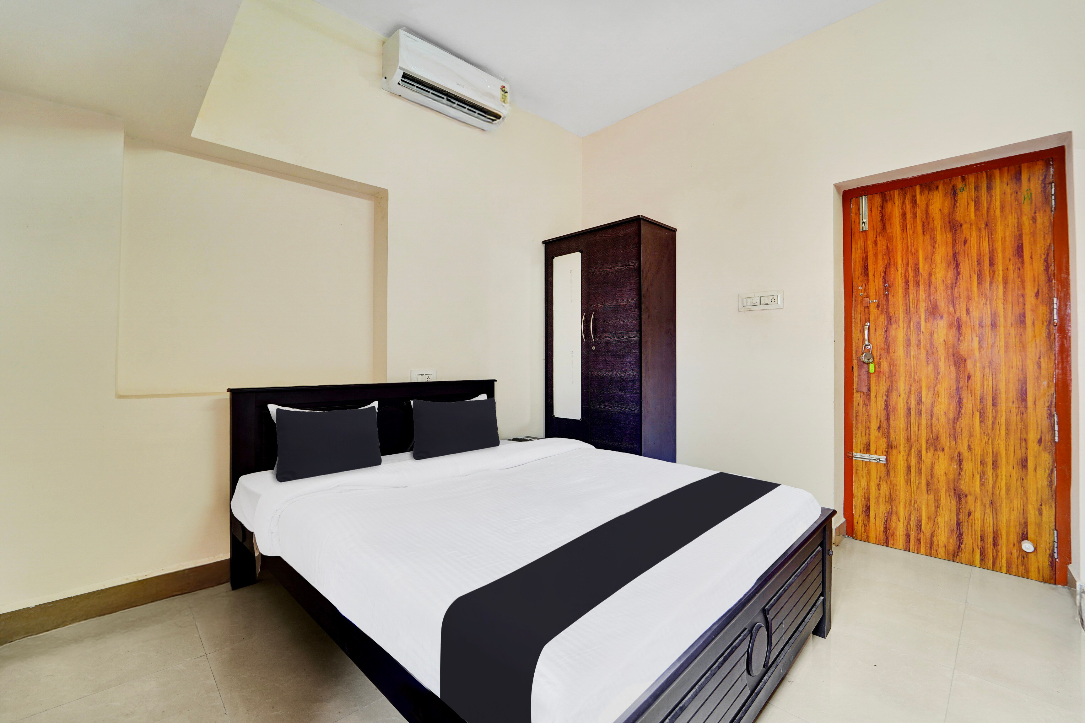 Super Hotel O Viswapuram - Tap to explore photos