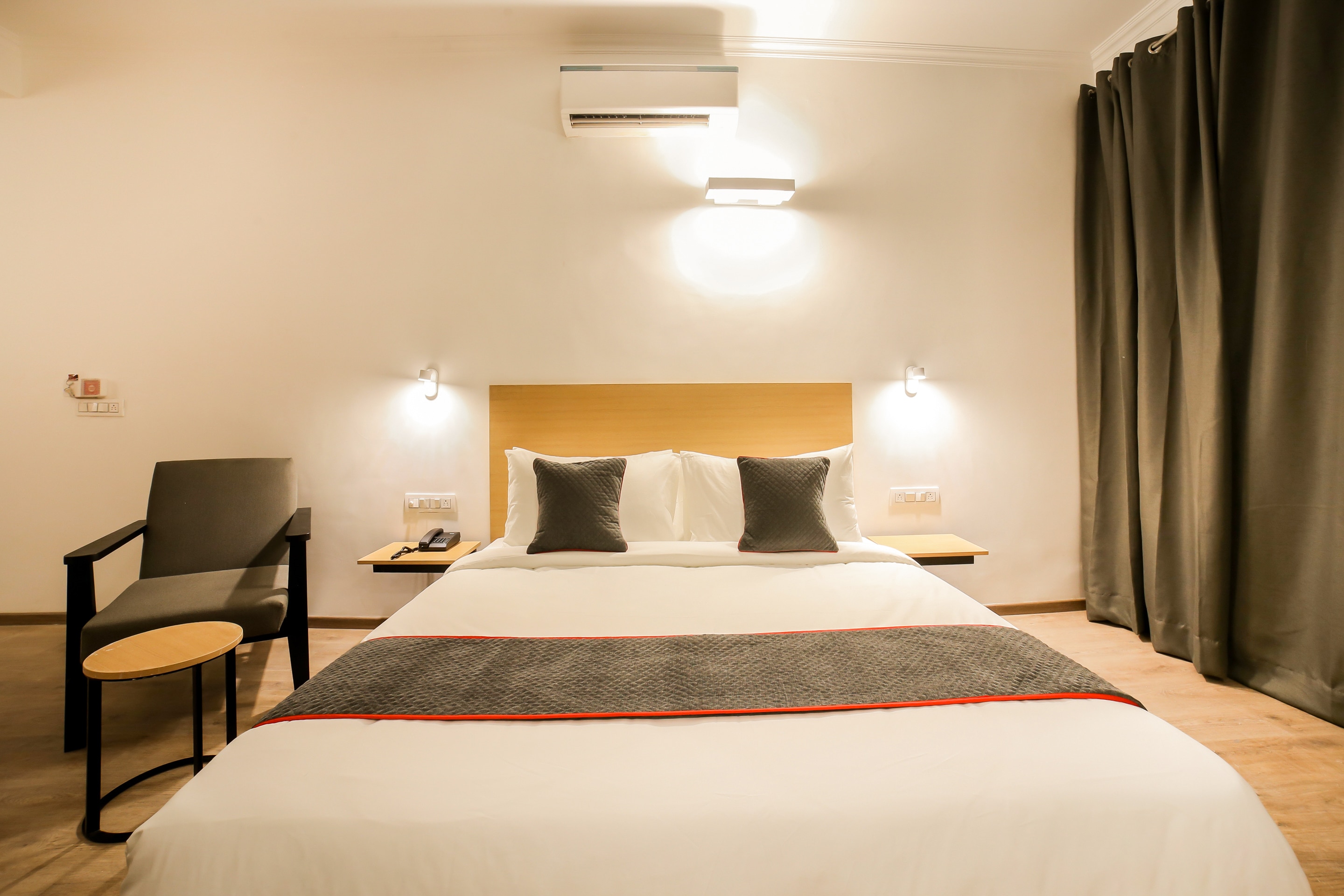 Townhouse 330 DLF Phase-2 Near Leisure Valley Park - Tap to explore photos