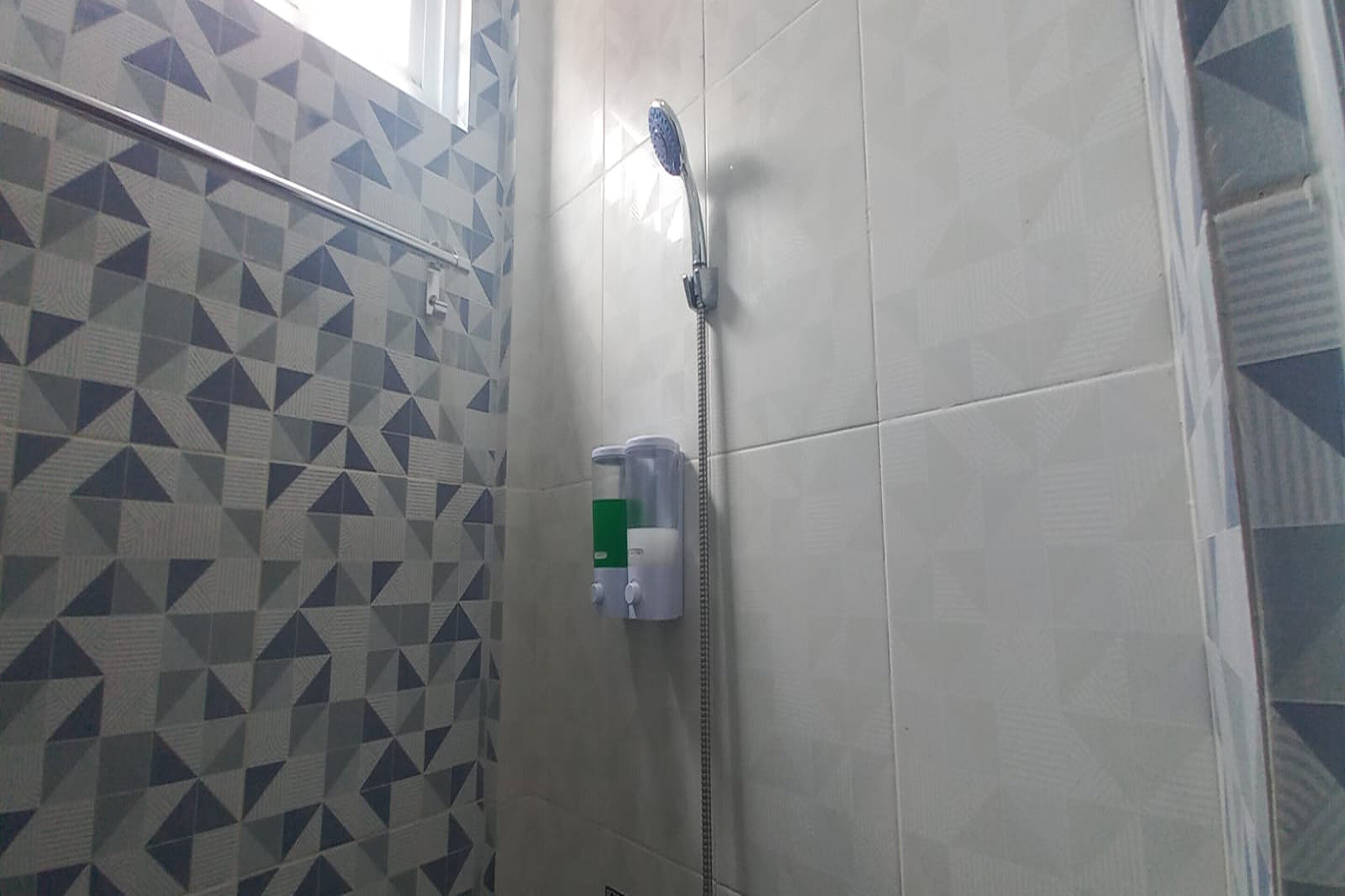 OYO 93769 Setia Budi Guest House 2 - Tap to explore photos