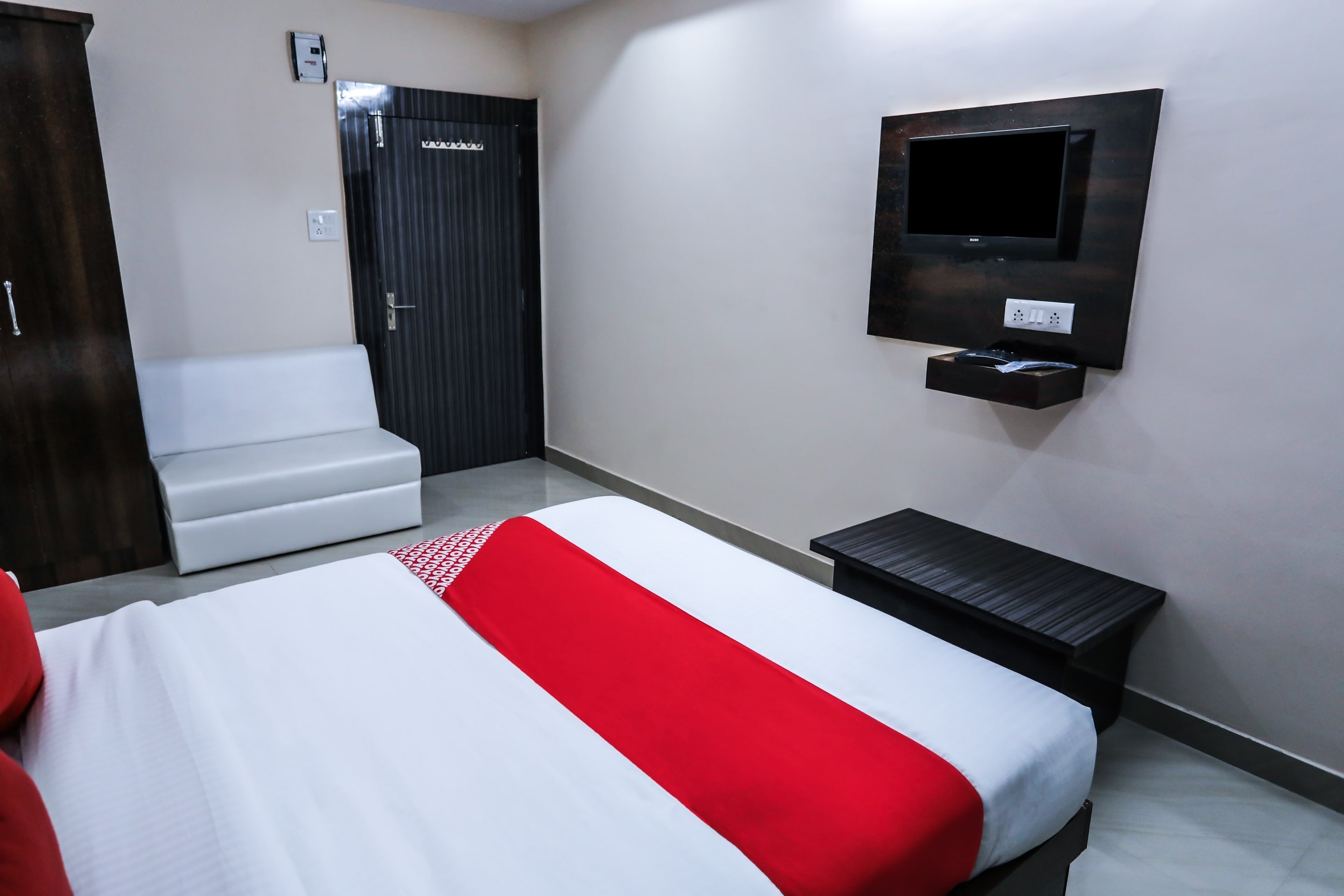 Hotel O Smart City - Tap to explore photos