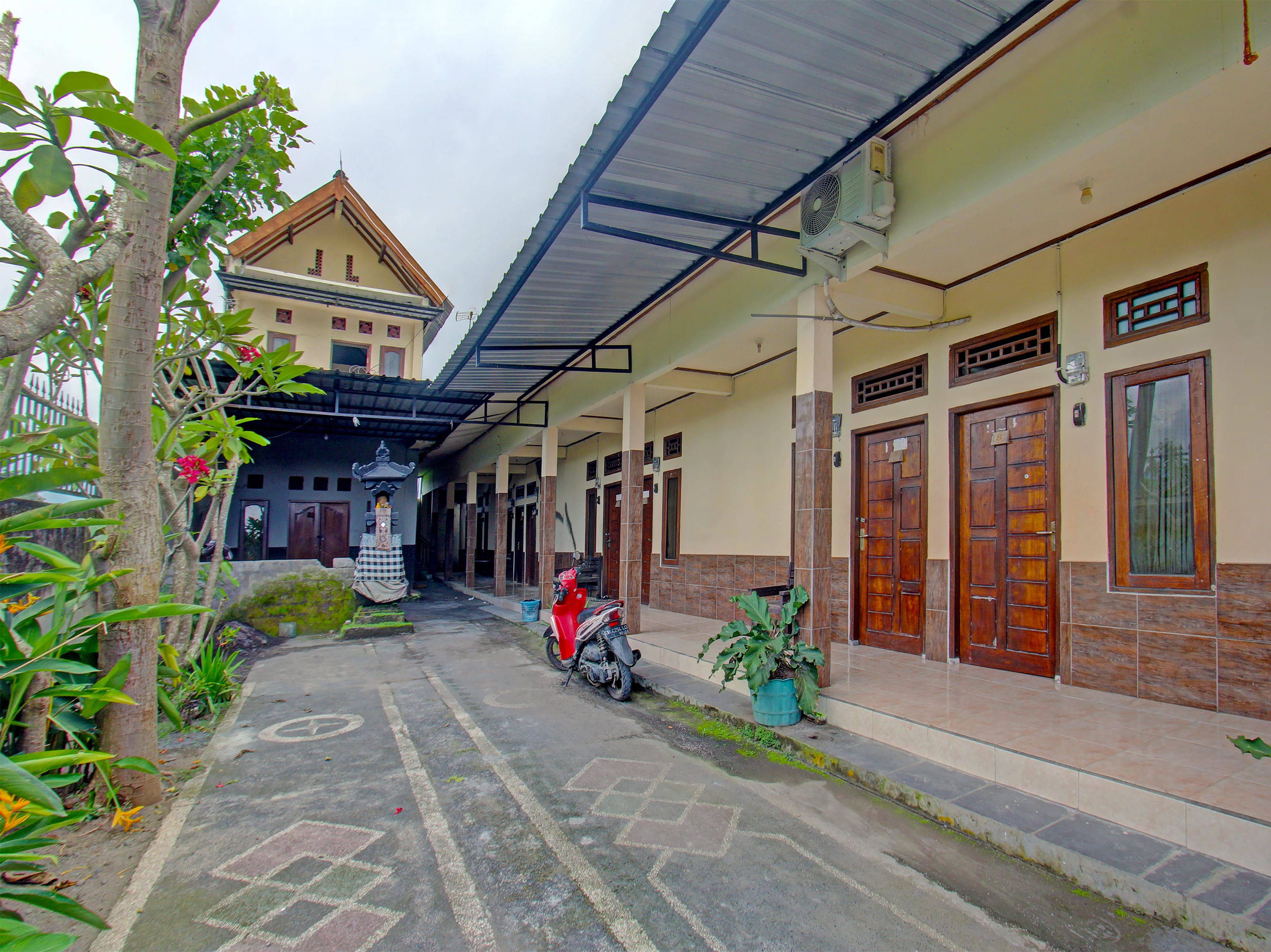 OYO 93295 Wisma Aluh AmbakNearPantai batu lima Asbullah tmbngn - Tap to explore photos