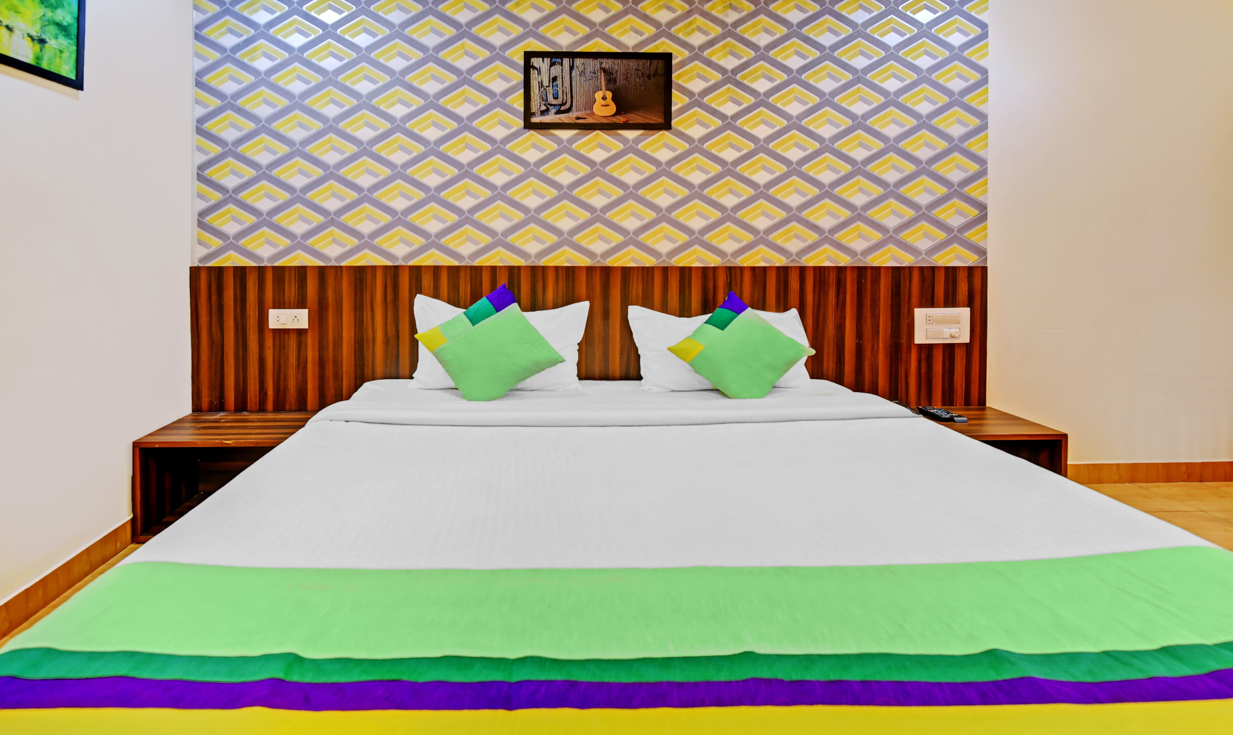Itsy Hotels Igloo Residency Raja Seat - Tap to explore photos