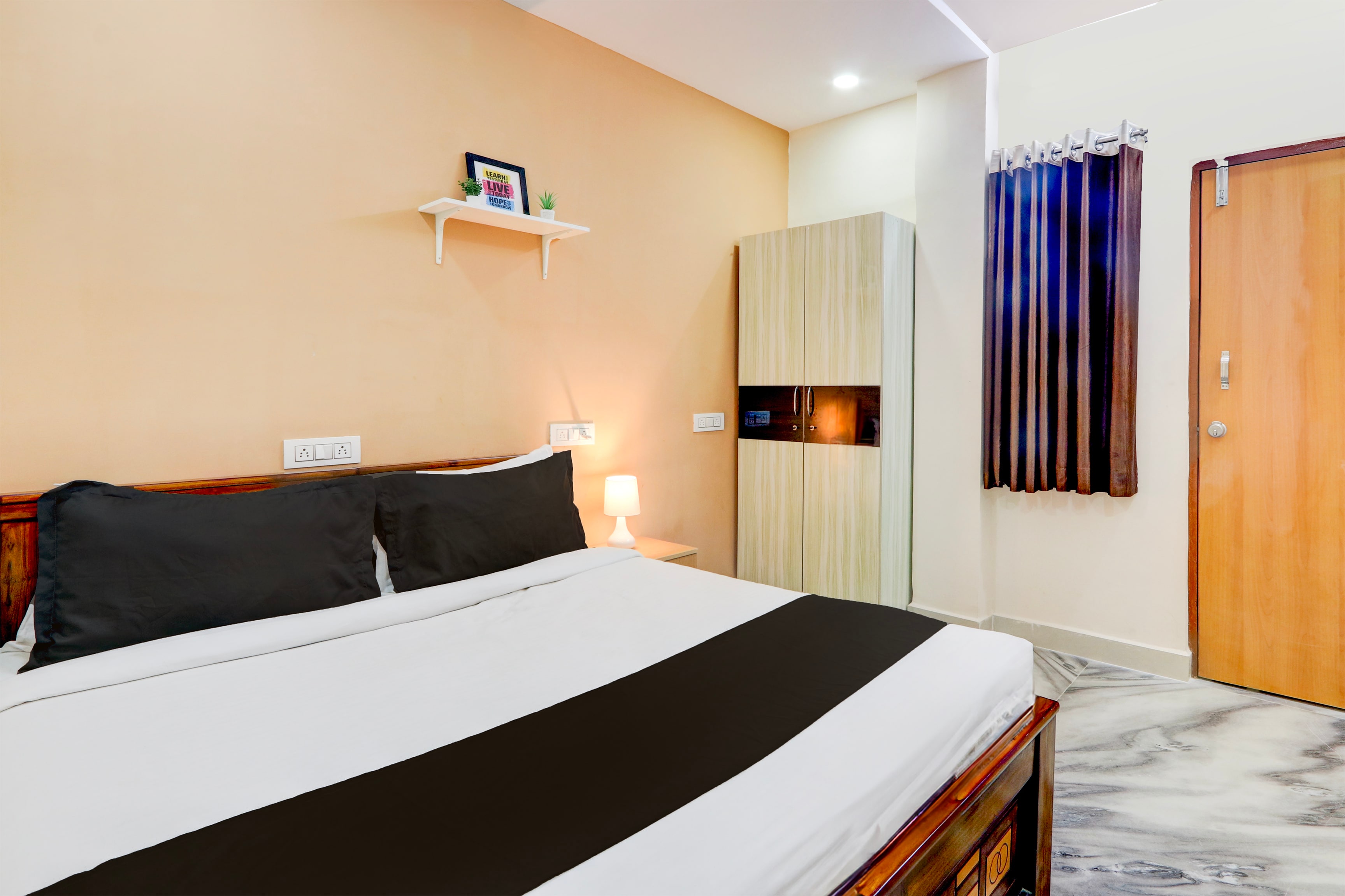 Super Collection O Sri Balaji Luxury rooms - Tap to explore photos