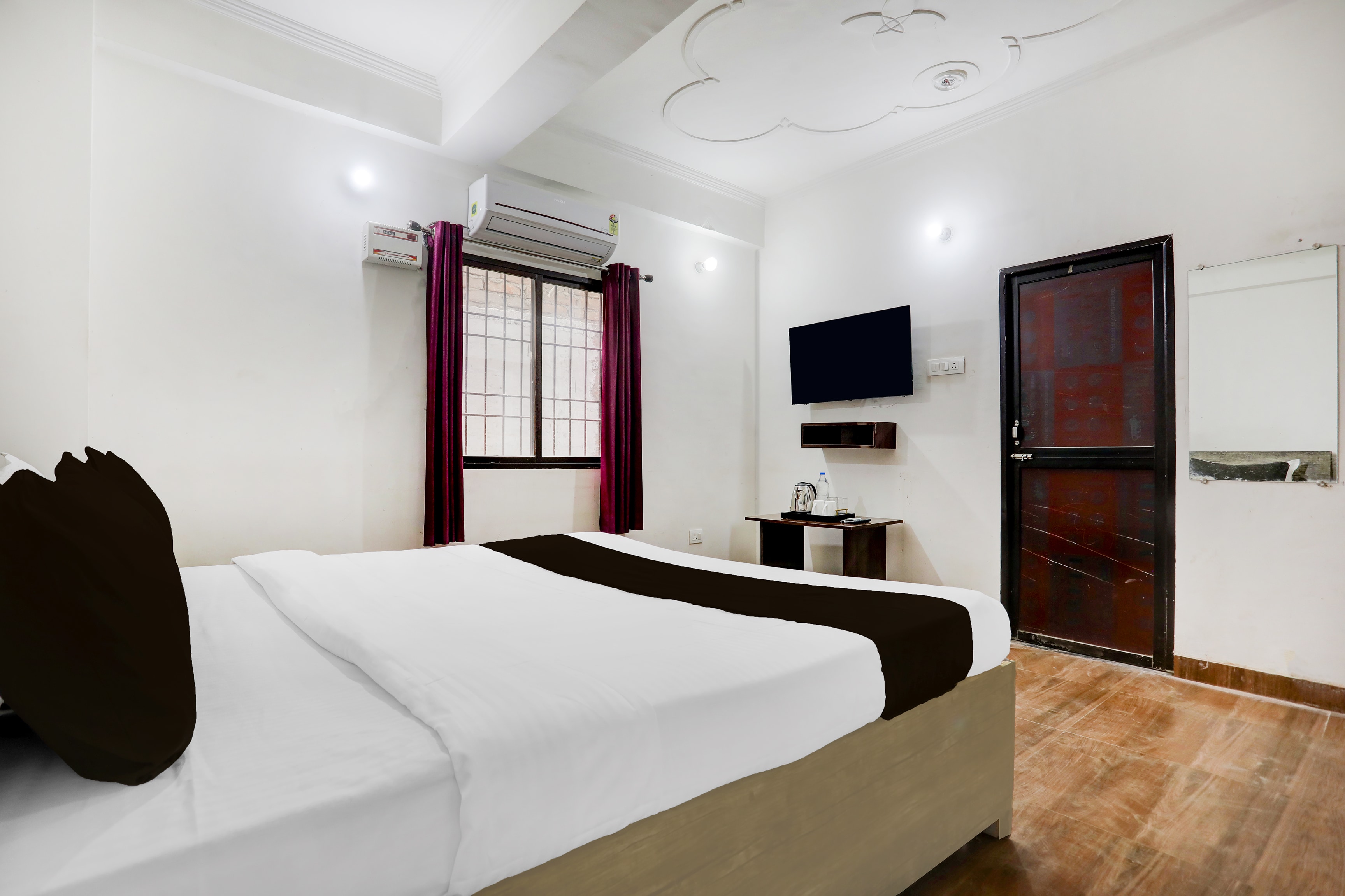 OYO Hotel Kashyap Villa - Tap to explore photos