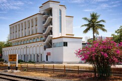 Hotel Golden Retreat - At Anand Railway Station, Anand
