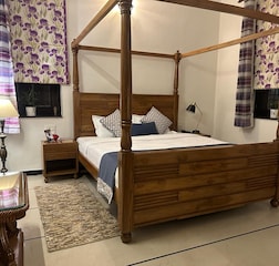 Dahlia Room
