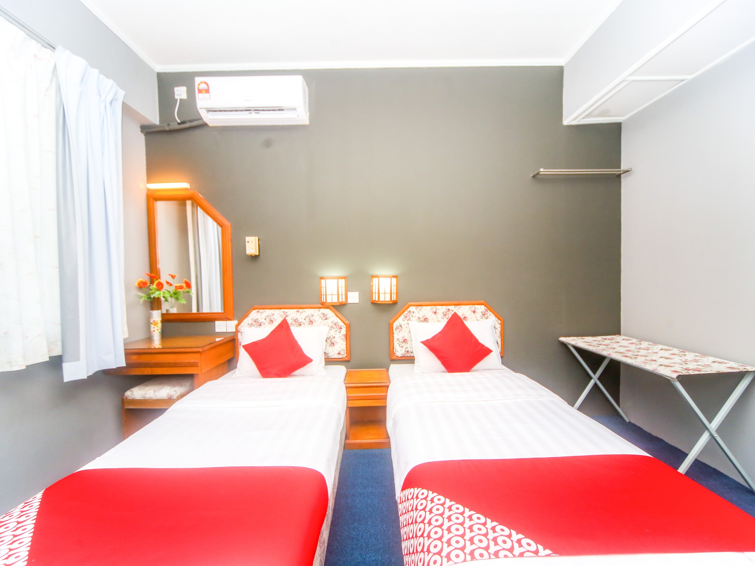 OYO 1026 Hotel Lutana - Tap to explore photos
