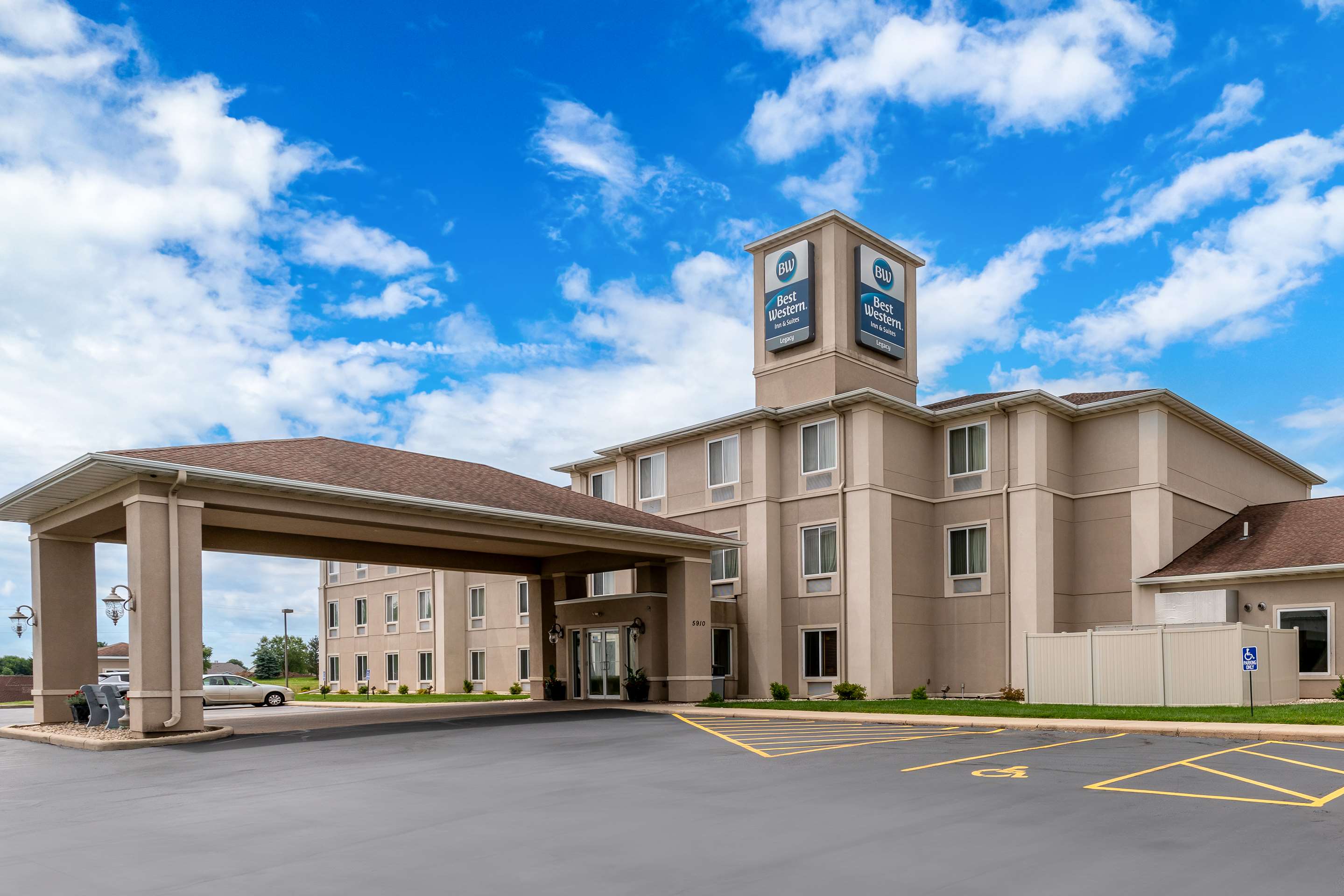 Best Western Legacy Inn & Suites Beloit/South Beloit - Tap to explore photos