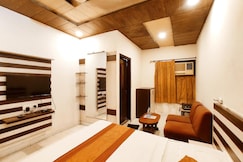 THE SURYA PRIME - Vintage Rooms Near Clock Tower, Chaura Bazar, AC Market & Railway Station - Corpor, Dhuri
