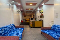 Hotel Anand Palace, Karhal