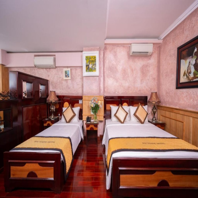 Duc Vuong Saigon Hotel - Bui Vien - Tap to explore photos