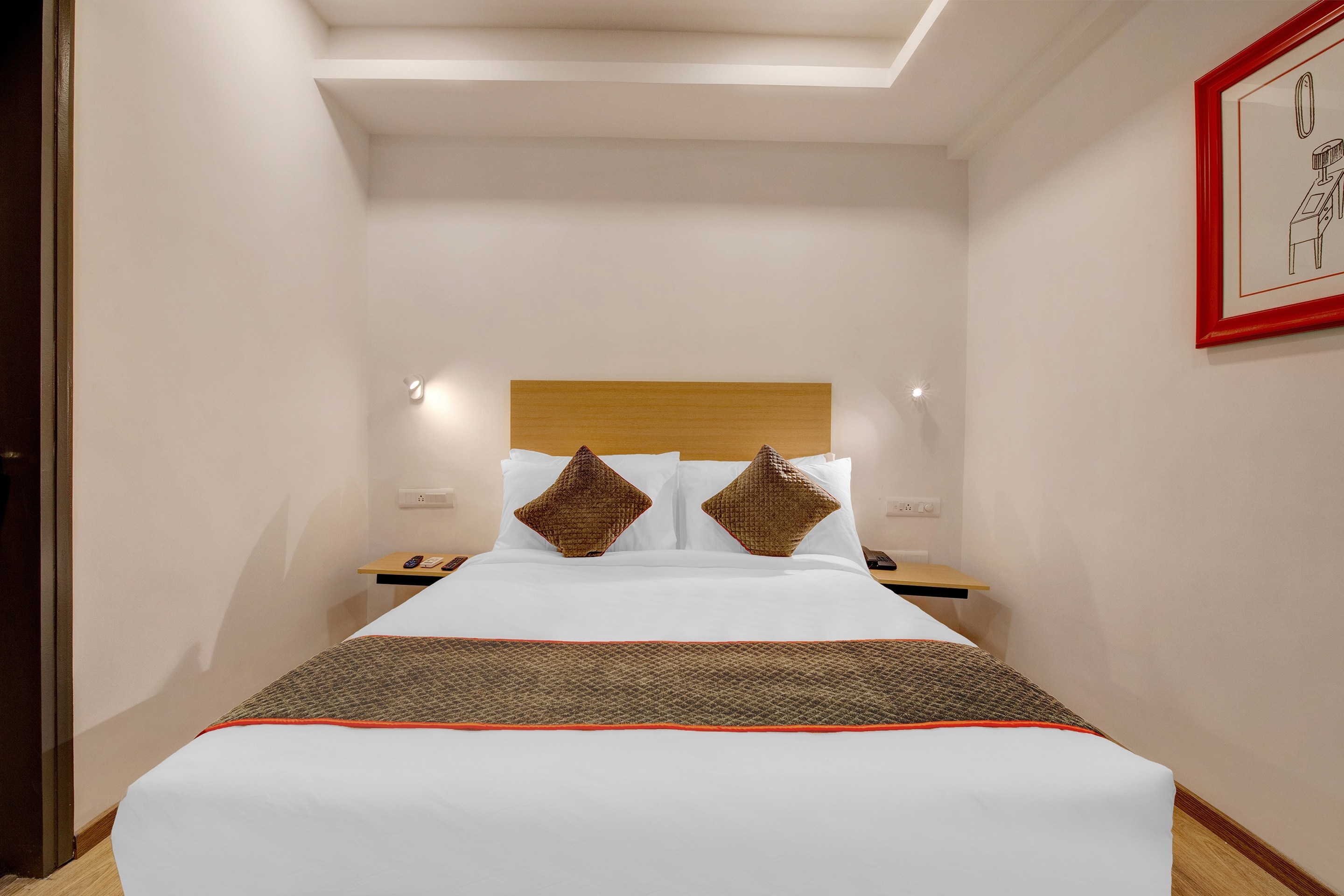 Super Townhouse Siri Residency - Tap to explore photos