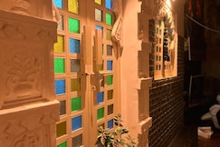 THE WHITE HOUSE ON LAKE PICHOLA, Salumbar