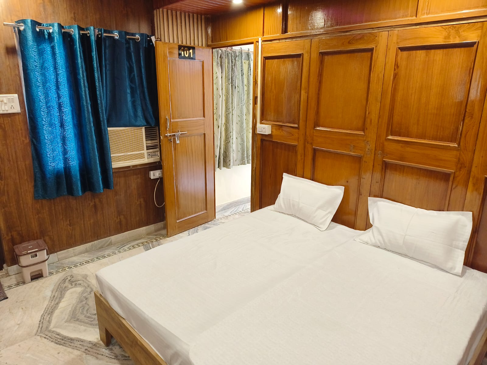 The Relax Peying Guest House - Tap to explore photos