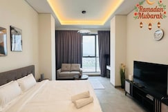 Upscale Apartment at Oval Tower Near Downtown with Balcony and Parking by Belvilla, دبى