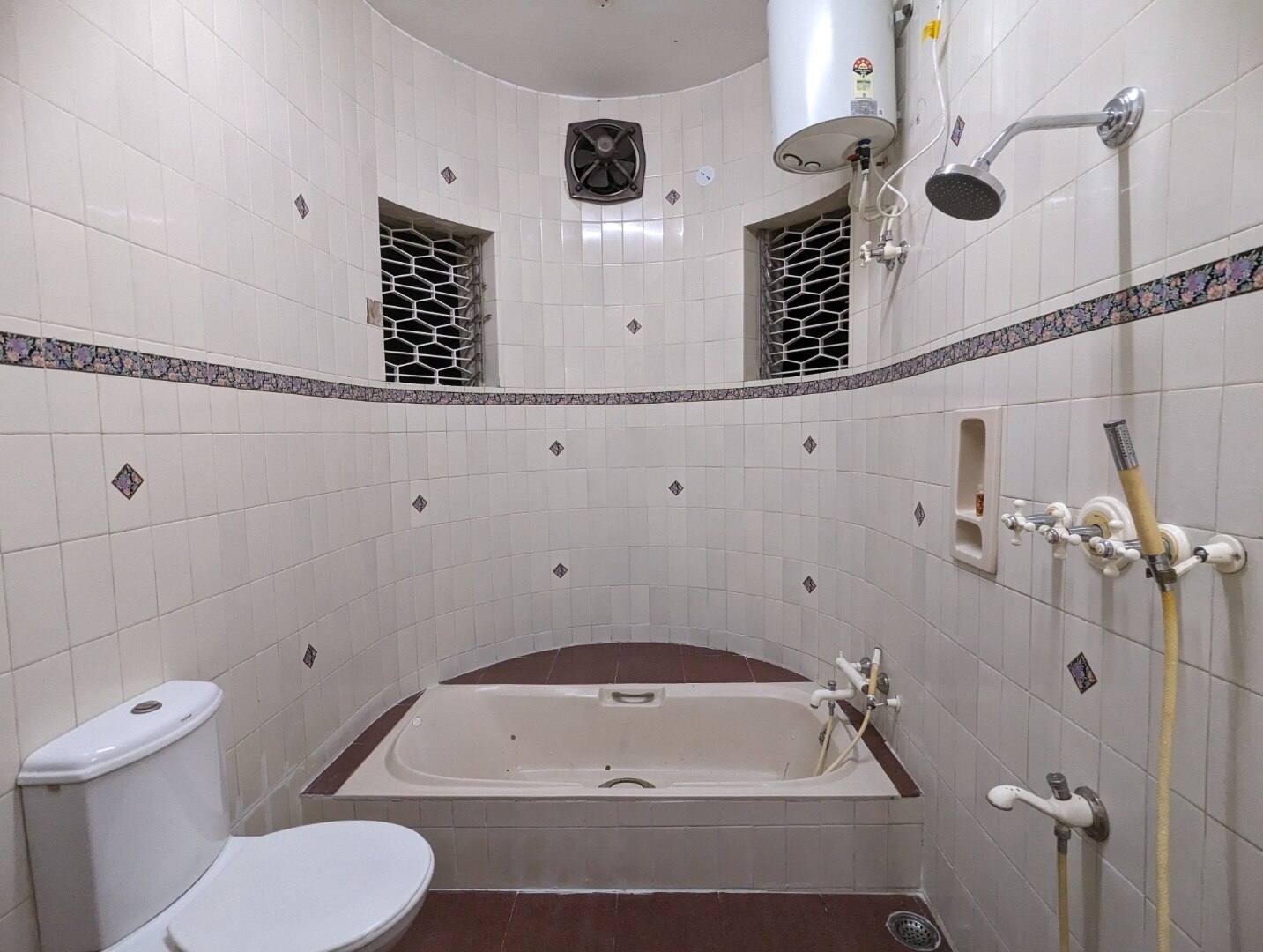 Starlight castle   Upper tier  3 rooms with pool - Tap to explore photos