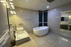 luxury master bedroom with bathtub, Gurgaon