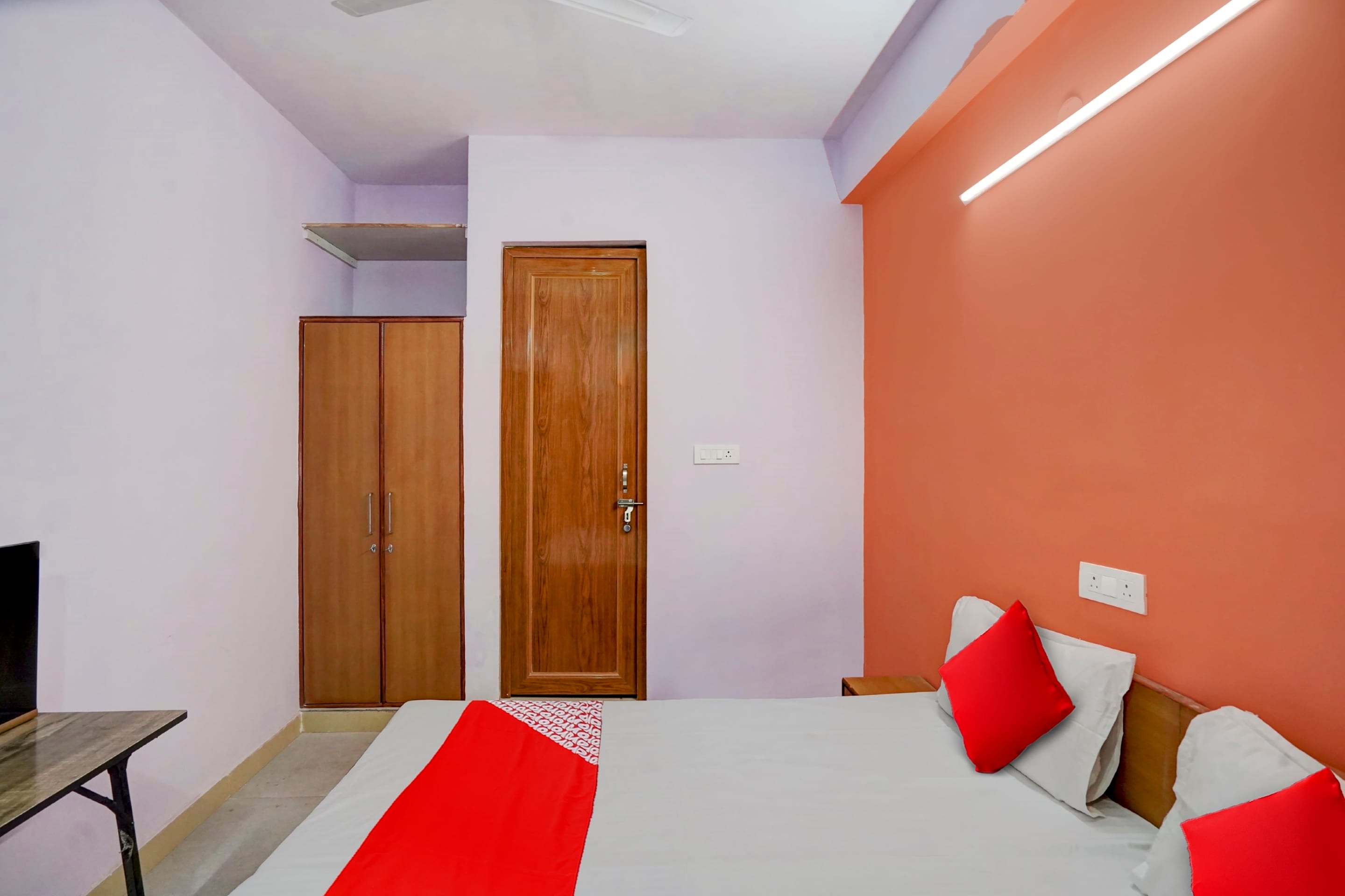 Hotel O Wamson Living Classic - Tap to explore photos