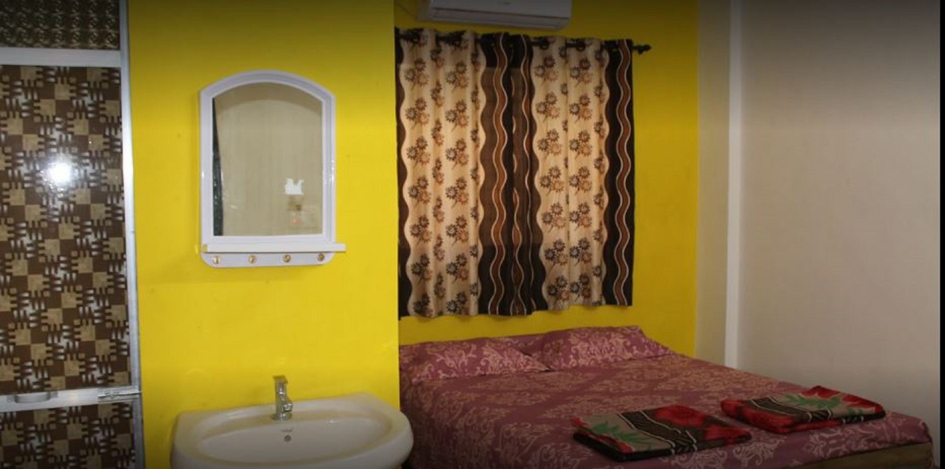 Shri Laxmi Guest House - Tap to explore photos