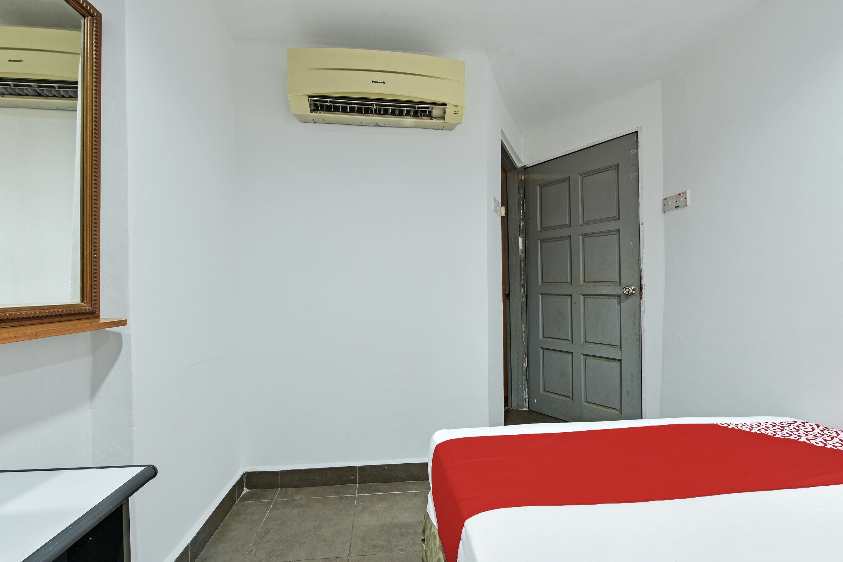 Super OYO 90780 J Hotel Bukit Bintang - Tap to explore photos