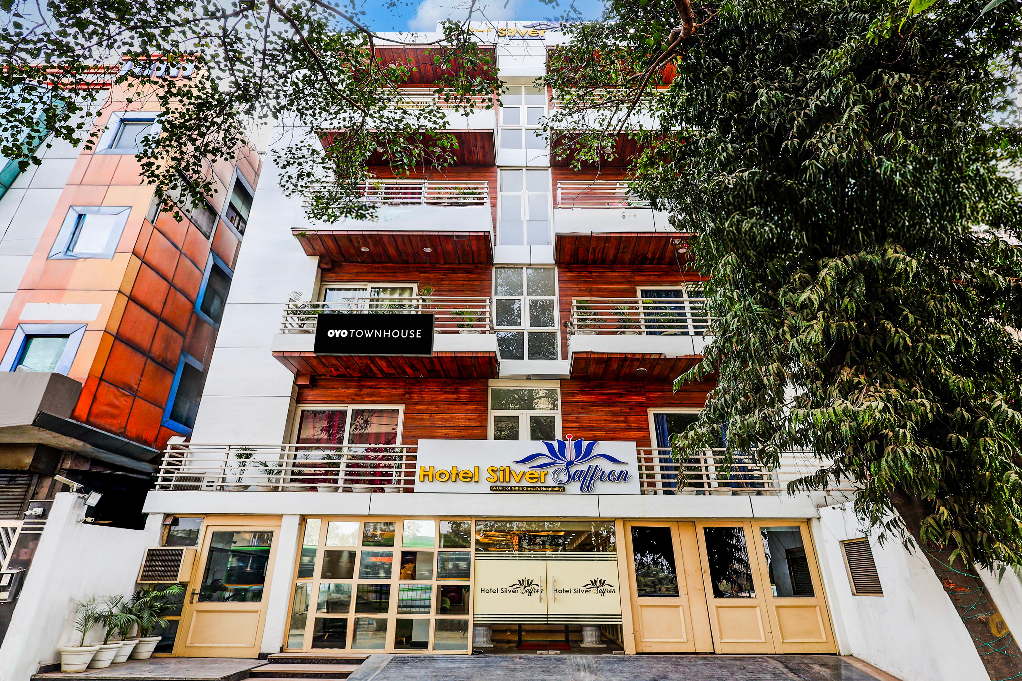 Super Townhouse Hotel Silver Saffron - Tap to explore photos