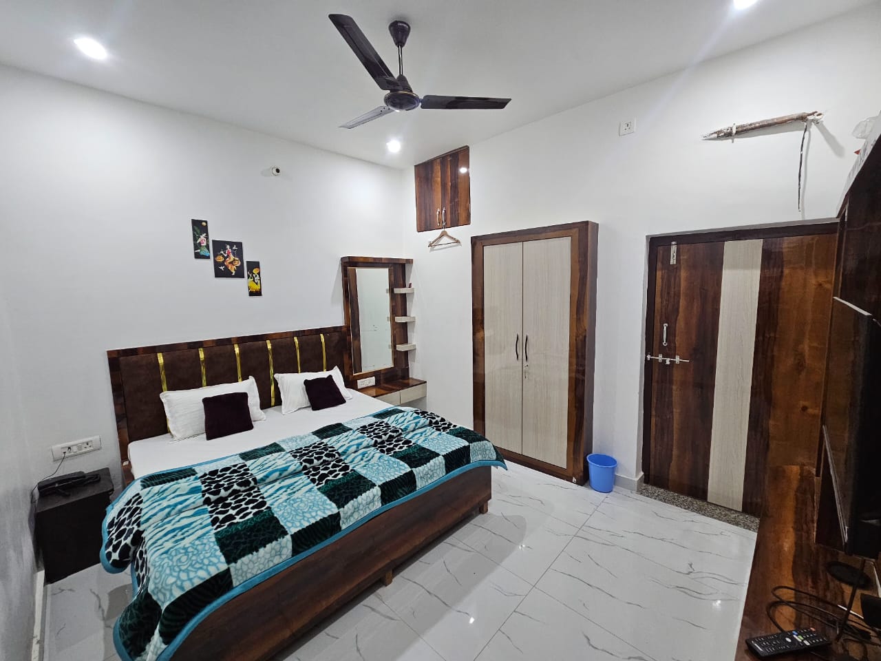 SHREE SHIVAY GUEST HOUSE - Tap to explore photos