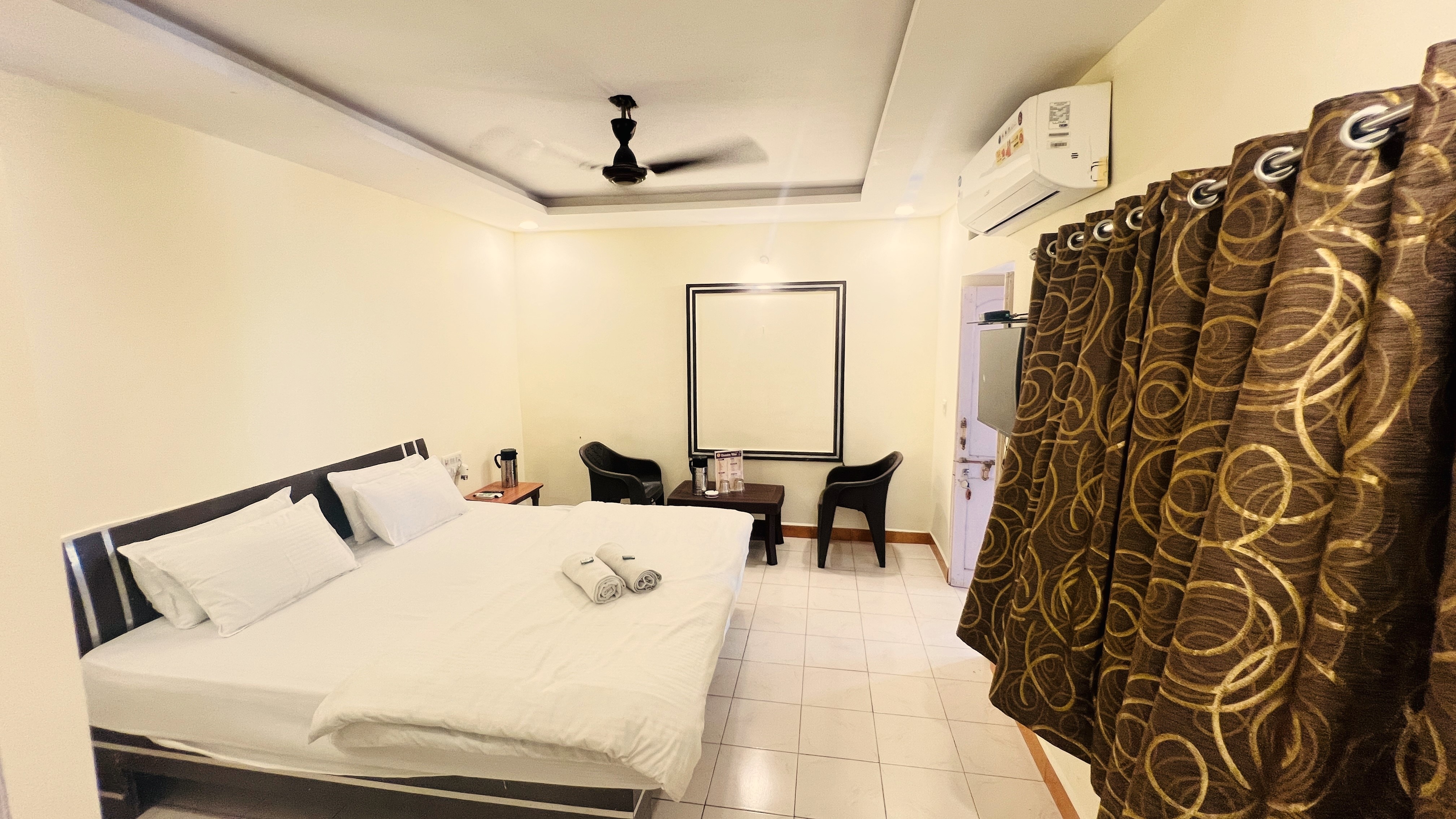 Hotel Chandravilas, Mount Abu - Tap to explore photos
