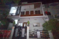 RAJ HOME AC Room with Attached Bathroom 2 4 Guests, Ujjain
