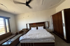 Hotel HB Grand, Gharsana