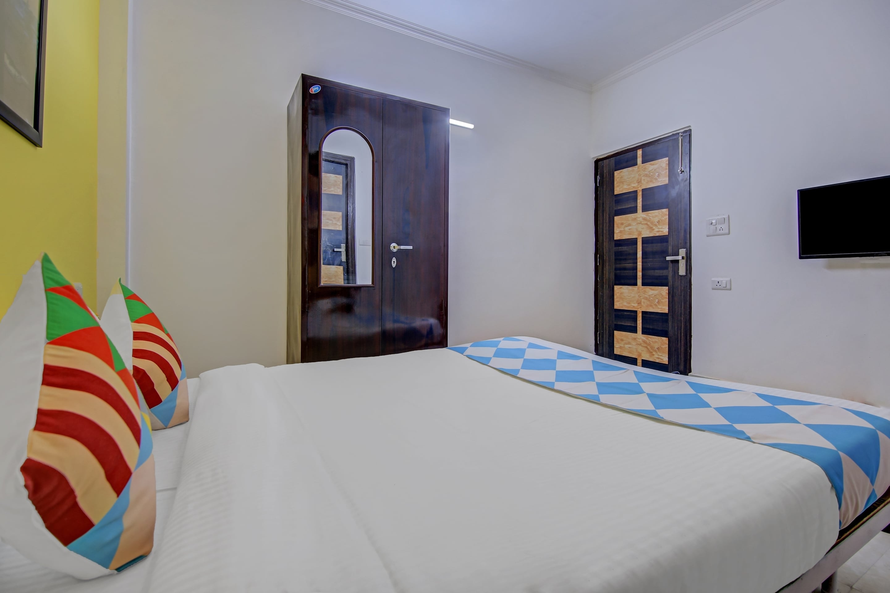 OYO Townhouse Saket Residency 1 Delhi - Tap to explore photos