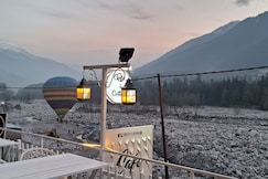 Villa Riverine Cafe & Riverview Residences, Manali