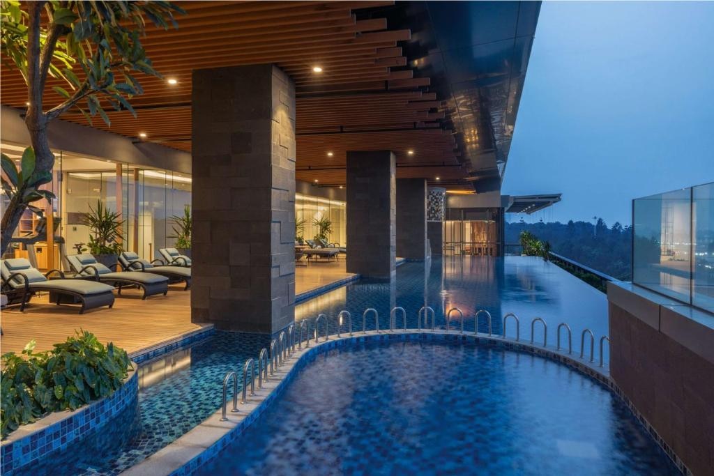 DoubleTree by Hilton Jakarta Bintaro Jaya - Tap to explore photos