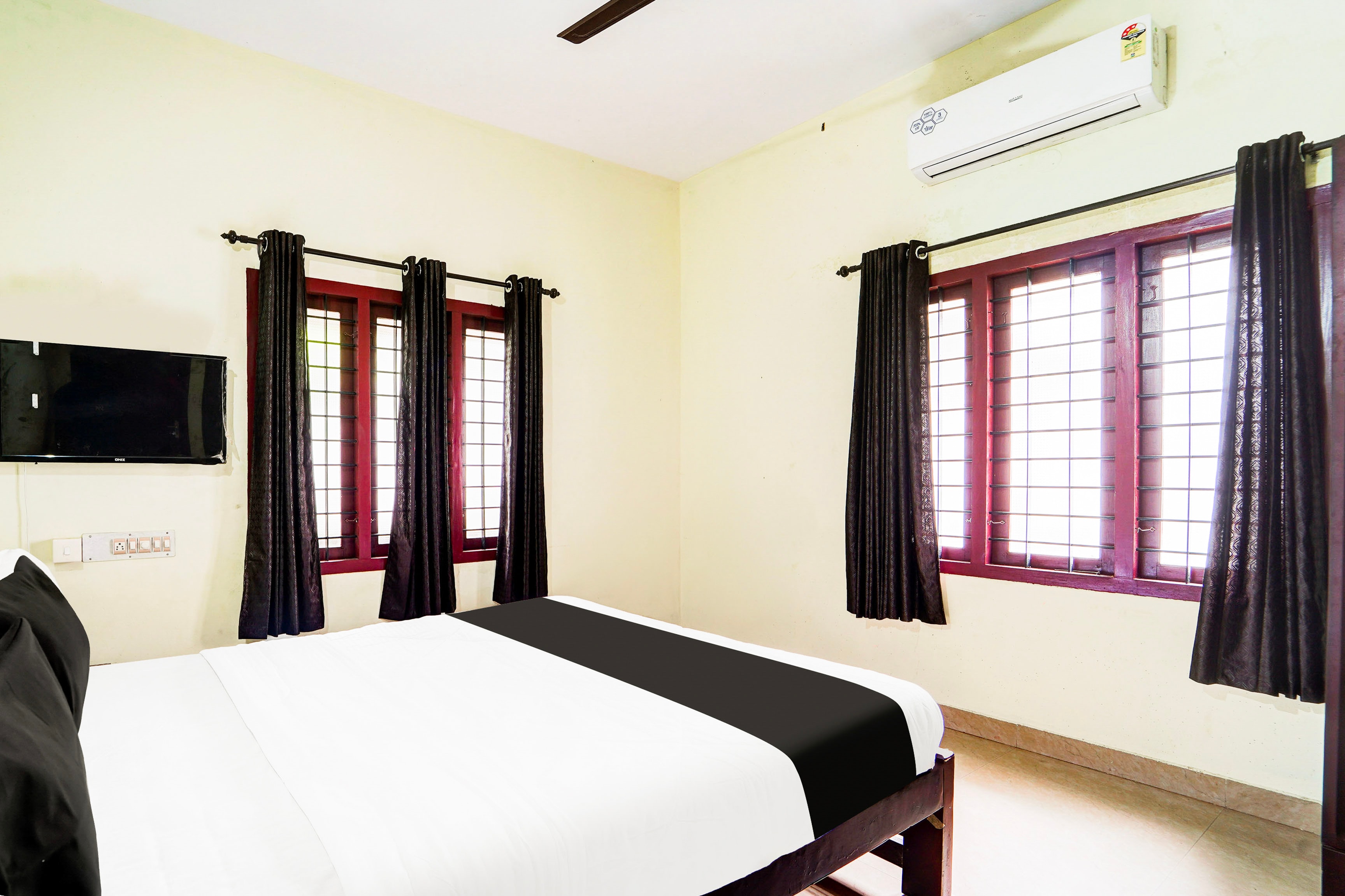Super Hotel O Nettoor Near Lakeshore Hospital - Tap to explore photos