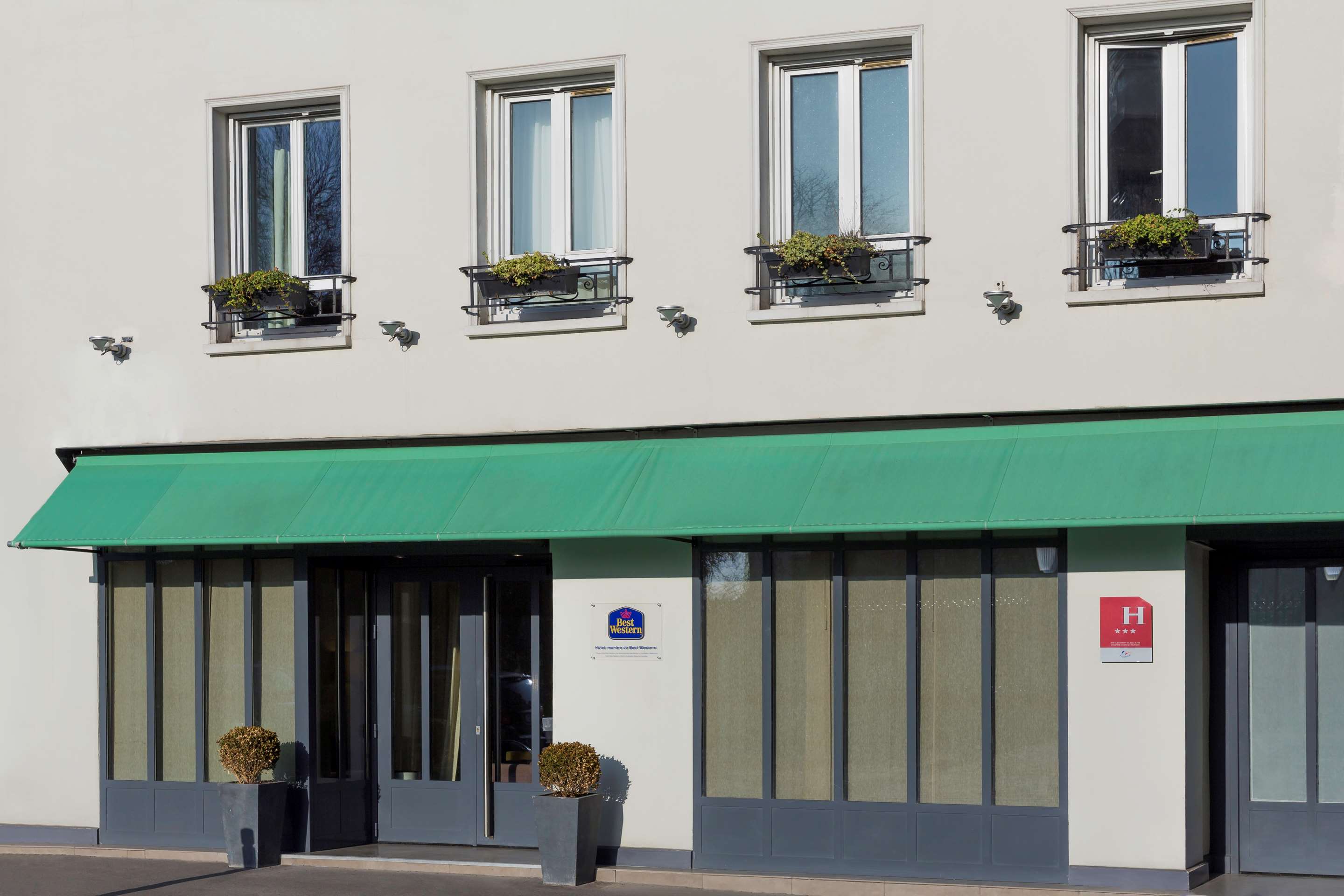BEST WESTERN RIVES DE PARIS LA DEFENSE - Tap to explore photos