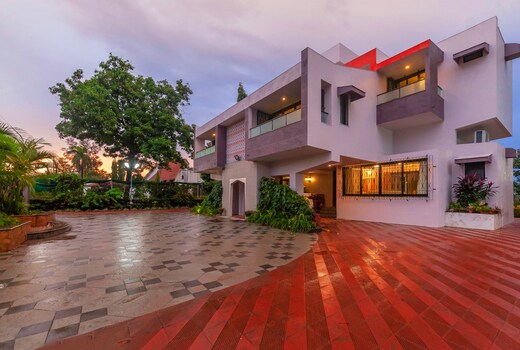 StayVista | Fairfield Villa w/ Lawn & Mountain View