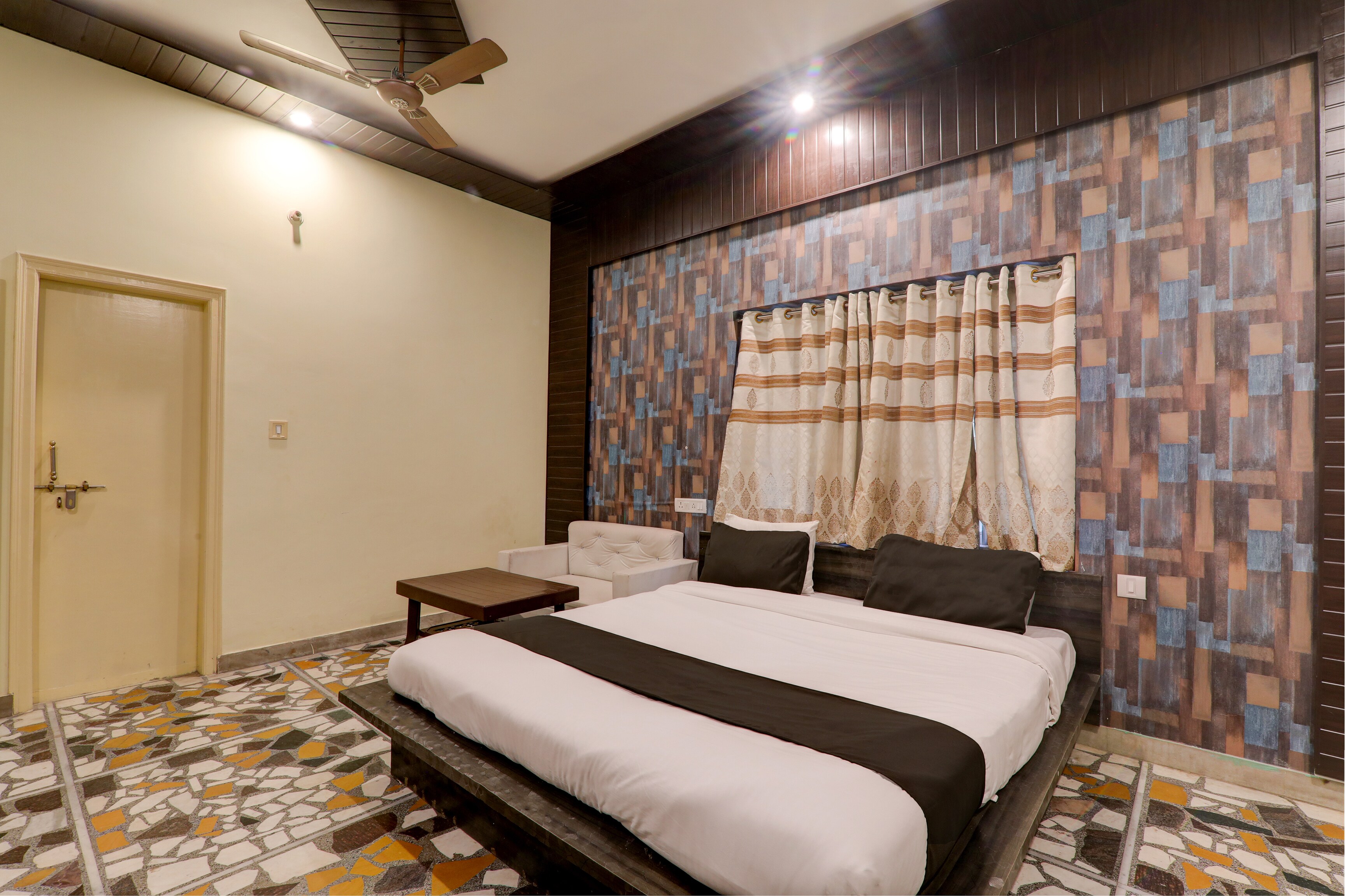 Hotel O Flagship Adbhut Moment Hotel - Tap to explore photos