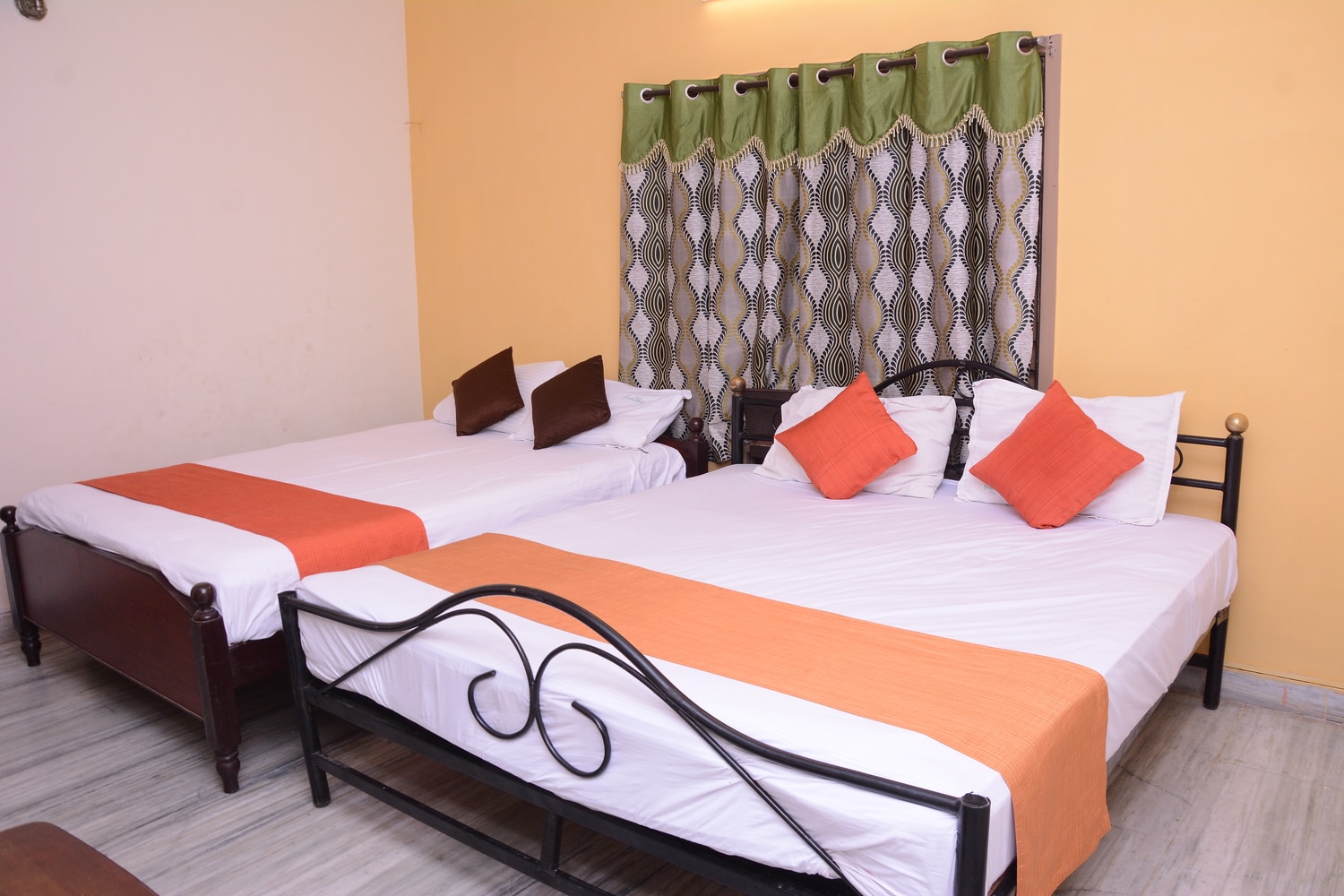 THE GREEN LEAF RESORT ( A UNIT OF VARSHA GRAND) 𝗕𝗢𝗢𝗞 Chennai Resort