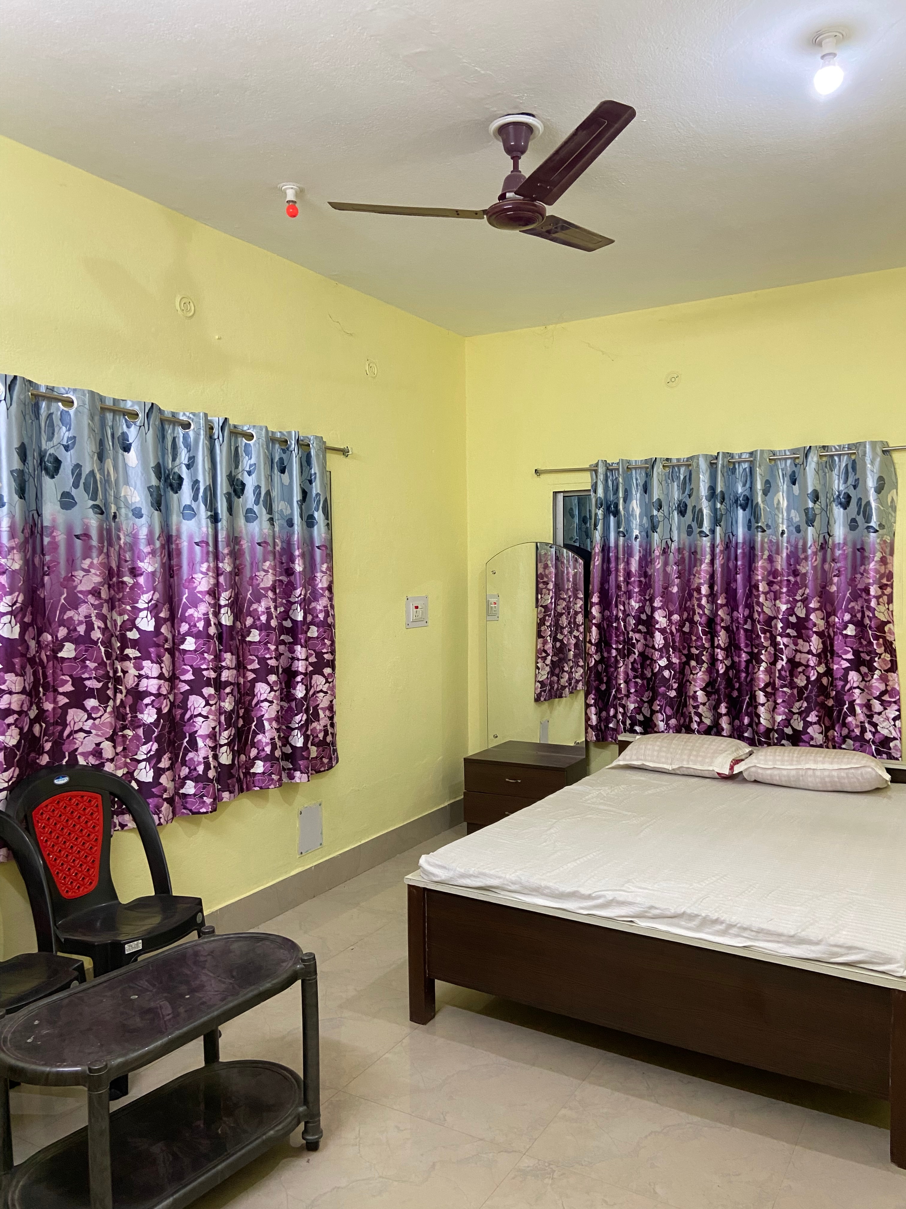 Hotel palak - Tap to explore photos