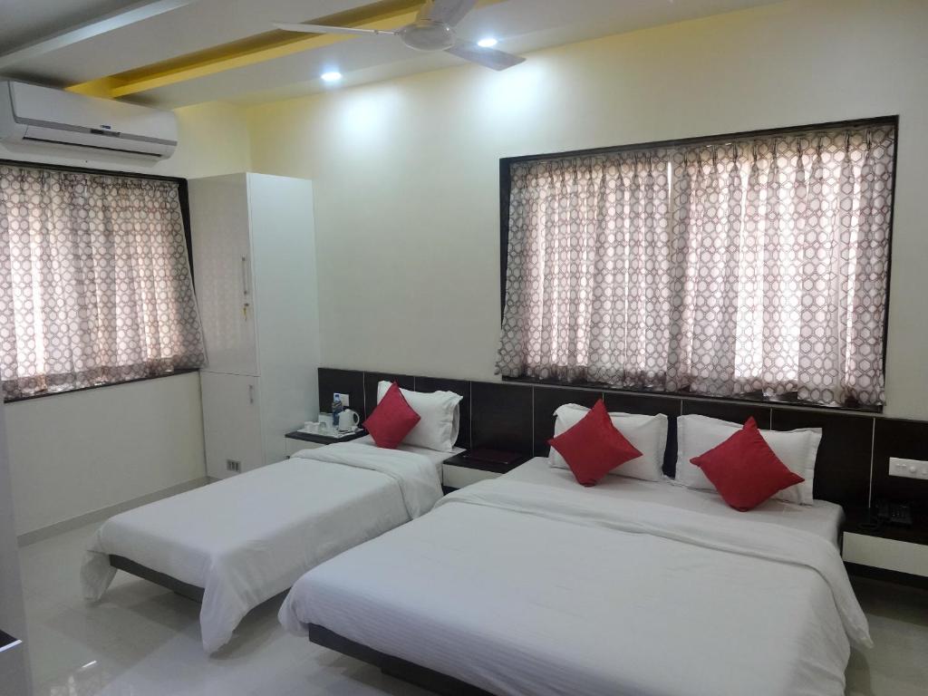 Deluxe Triple Bed 1