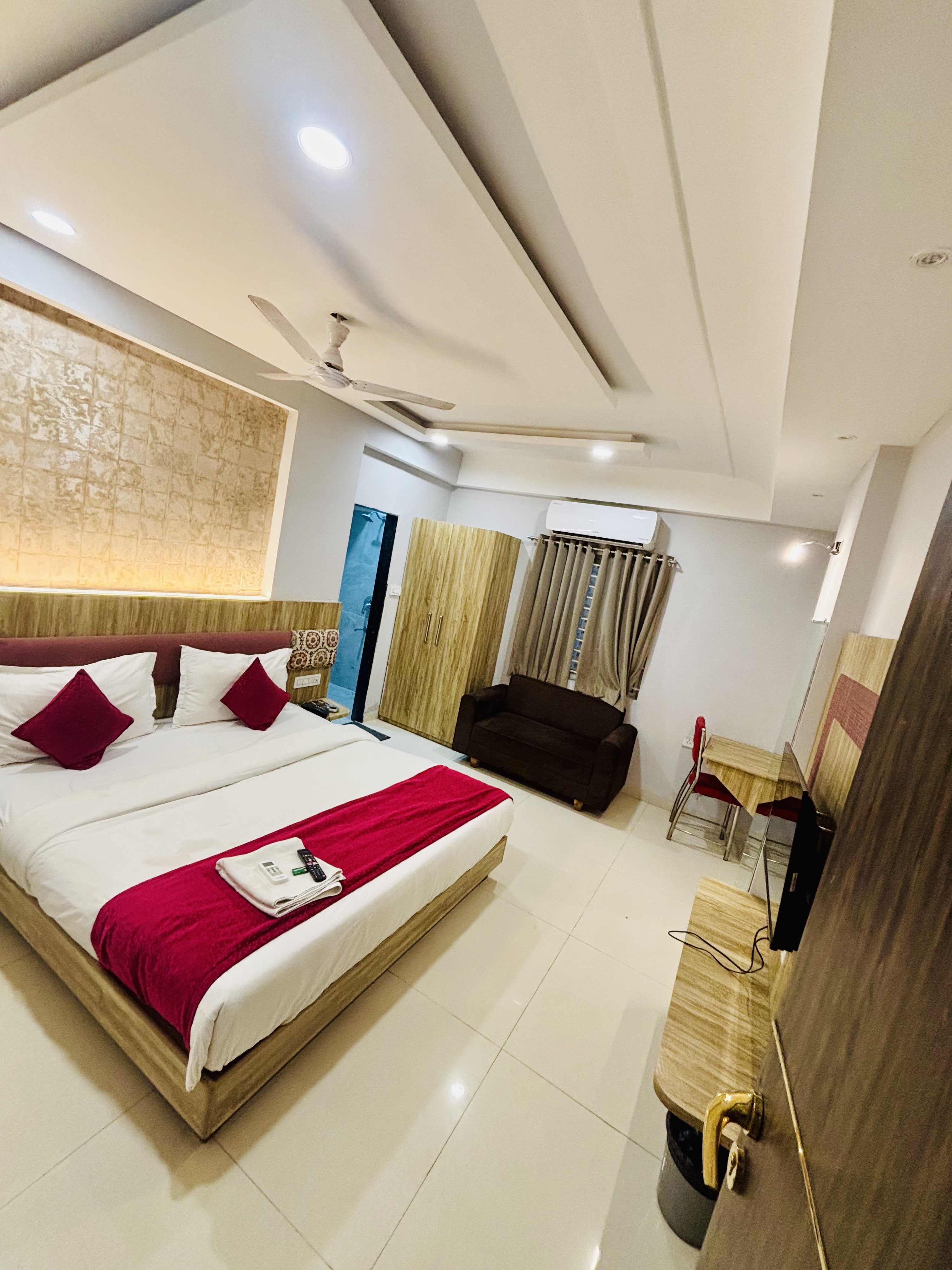 Hotel Suraj Kunj - Tap to explore photos