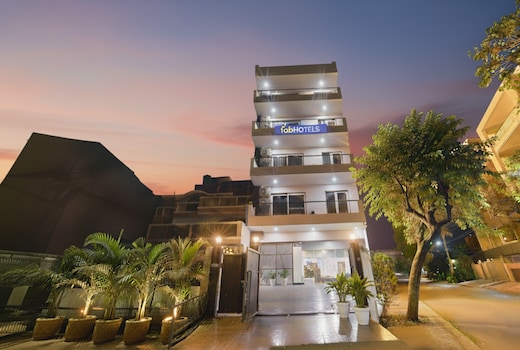 FabHotel Luxe 8 Stayz - Phase 1 Metro, Golf Course Road & ArjunMarg