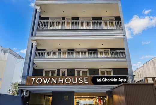 Super Townhouse OAK Udyog Vihar