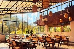 Cedar Peak Suite 2BHK Mountain View Balcony, Kasauli