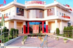 VISHWAKARMA HOTEL REENGUS ( 20 kms from Khatushyam Ji Temple ), Khatu