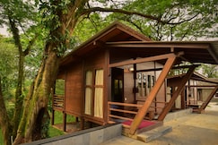 Sirukundra Bungalow | Rooms in a Villa, Valparai